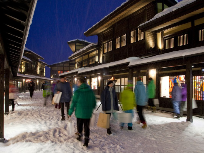 It also features a village with shops and hotels, though significantly smaller and quieter than Grand Hirafu. Items sold here include luxury Japanese purses and custom glasswork by local artists in the nearby city of Otaru.