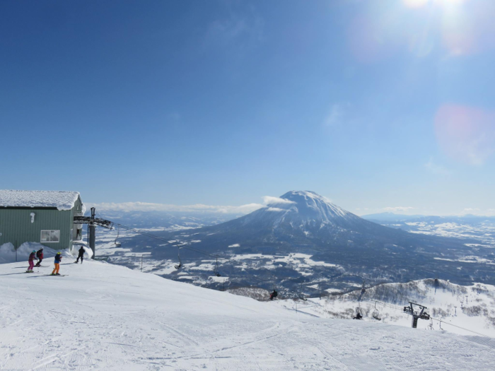 The ski area features 13 courses, from beginner to advanced levels, and also offers night skiing on some courses.