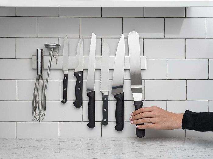 A magnetic knife bar