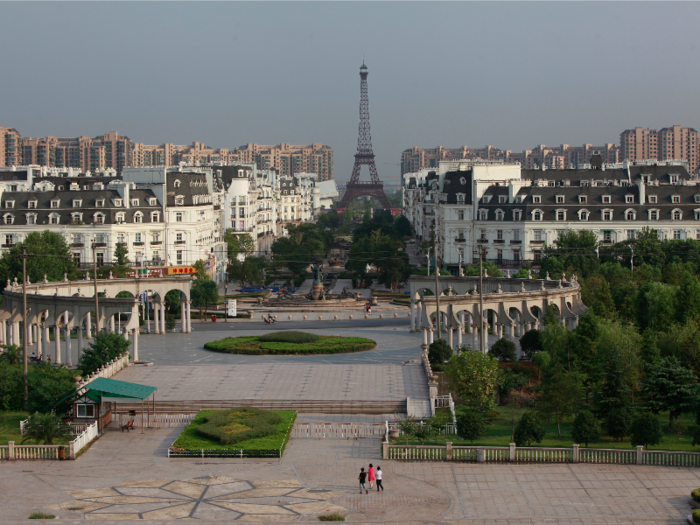 China has a number of bizarre ghost towns, but Tianducheng is one of the more interesting ones because it