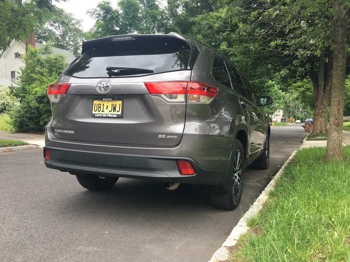 The rear end of the Highlander features an integrated roof spoiler and a traditional lift-up tailgate.