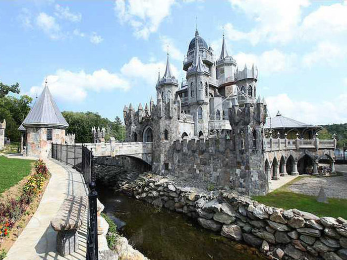 In Connecticut, there is an elaborate 20-room castle that has a moat, towers, and stone walls.