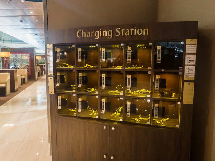 I also found a free charging station with lockers so you could charge up your device before take-off.