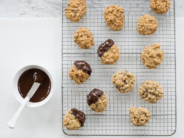 A durable cooling rack that can withstand high heat