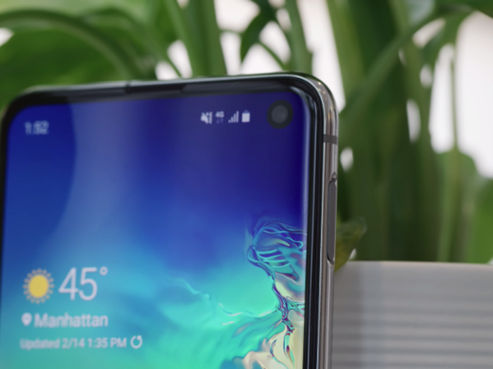 On the front, the Galaxy S10e has a single selfie camera in the top right corner, which looks like a single hole punch.