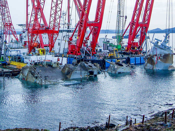 Since the accident, personnel have been working to wrap lifting chains around the hull. Two barges have now been anchored next to the frigate, and four large hoists on the barges will slowly lift the warship. The ship will be put on a sub-surface barge and then raised to the surface.