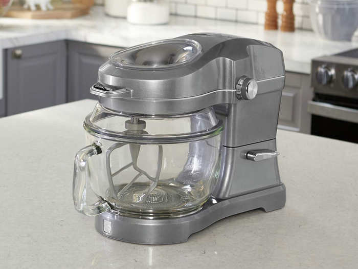 A powerful compact kitchen mixer that makes baking less messy