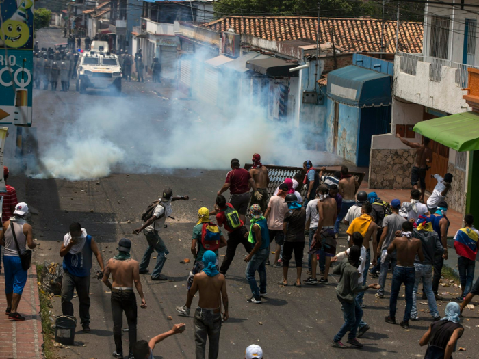 The following weekend, opposition supporters tried to bring in US-backed humanitarian aid over the Colombian and Brazilian borders, which the government closed. The armed forces barred their entry, killing two and injuring more than 300.