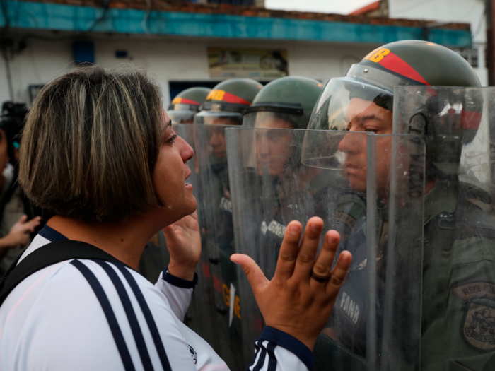 Guaidó began to urge soldiers, especially high-ranking ones, to join the opposition. The military is the backbone of Maduro