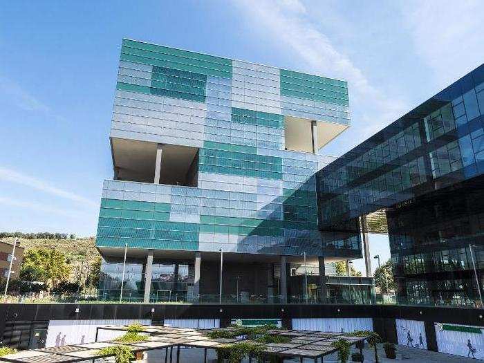 The white and green panels on the D38 Office in Barcelona help reduce glare.