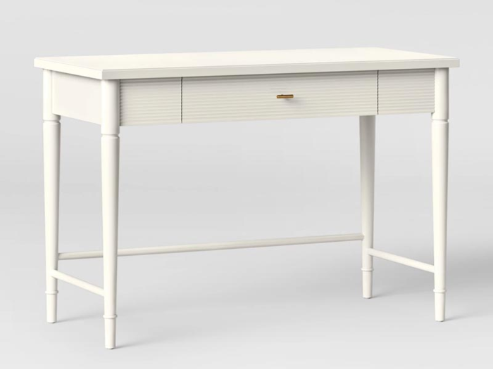 An easy-to-assemble desk with a clean look