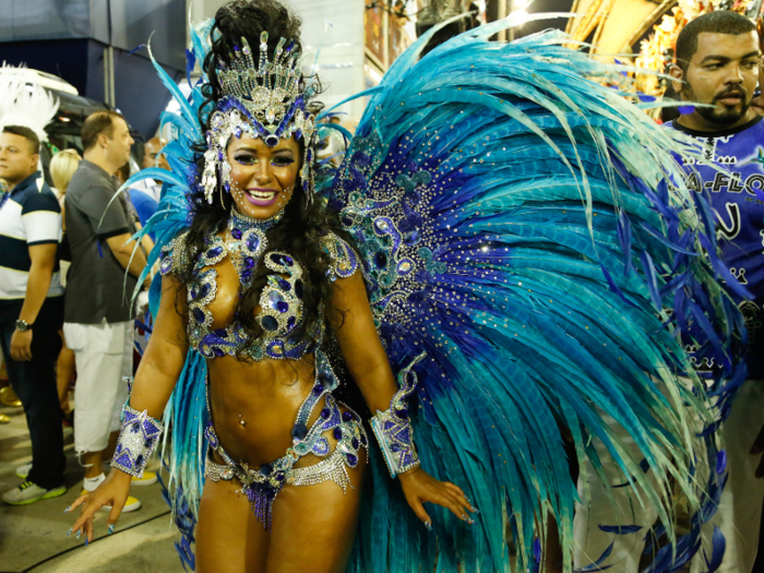 Very important headband with peacock feathers