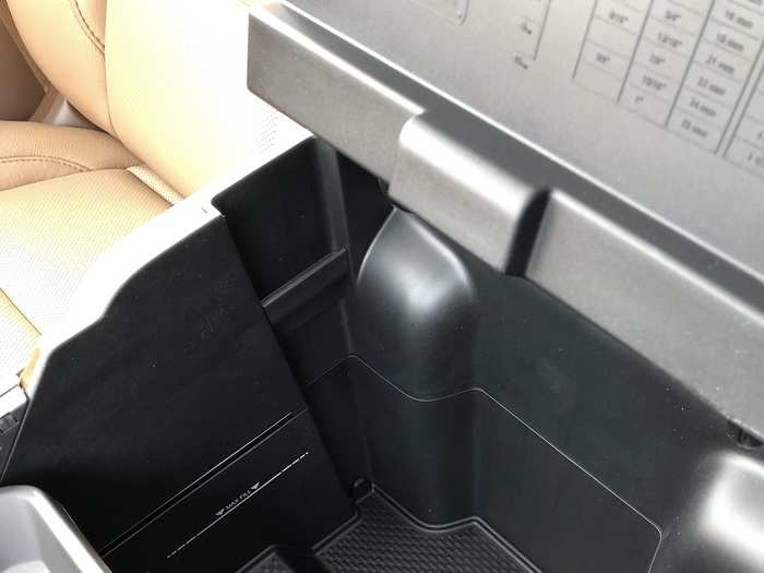  And lots of space under the center armrest. 