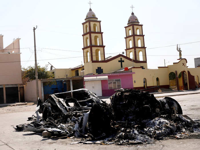 Its prominence has made it a target for authorities. A helicopter circled the town on Monday as hundreds of soldiers, marines, military and federal police, and state authorities entered the town, practically filling its center. At that point, locals set up more fiery blockades in the area.