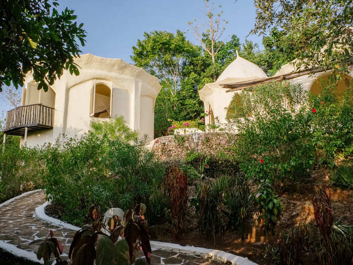 There are fifteen "pavilions" for guests to stay in. The curved dome buildings look like, in the words of travel writer Graeme Green, "a mix of Gaudi, Scandinavian and Arab influences."