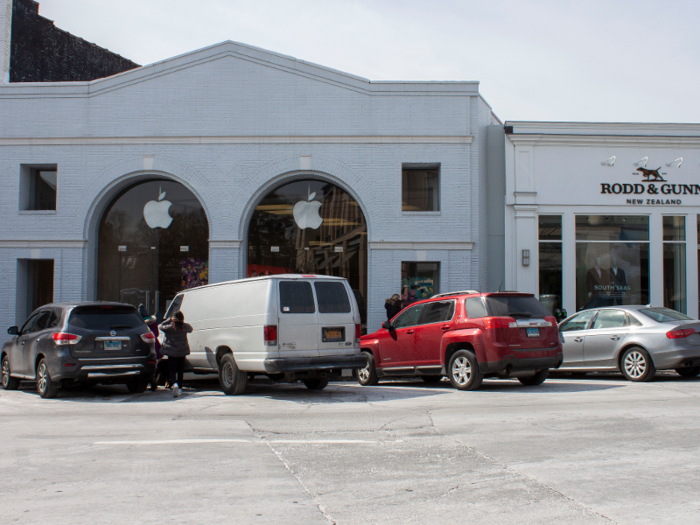 Greenwich has its own Apple store right next to upscale menswear retailer Rodd & Gunn.