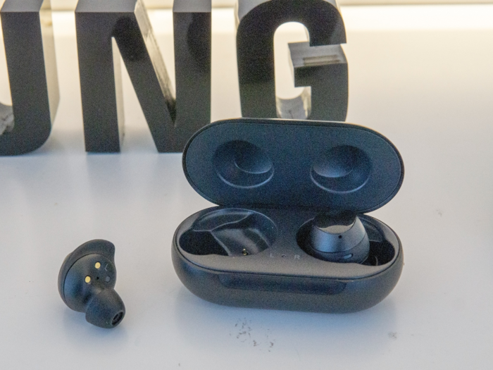 Meanwhile, the Galaxy Buds come with rubber earpieces and wingtips, which add an extra bit of hold to keep them in place. The Buds box also comes with two sets of alternate buds and wingtips to find the best combination to fit your ears.