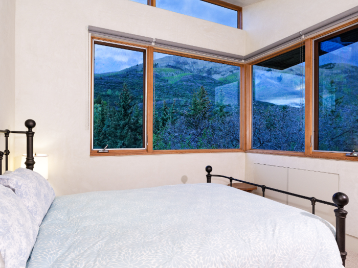 ... and large windows that look directly out onto the mountain ...