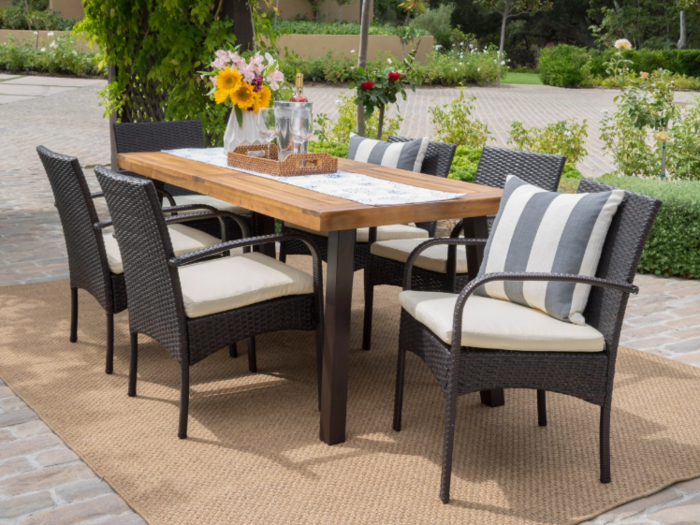 A dining set for summer get-togethers