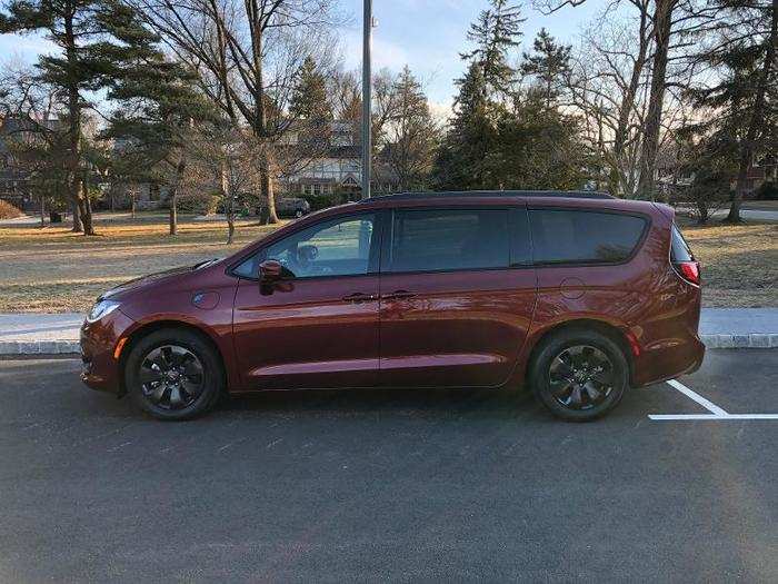 This is essentially the same minivan I tested a few years back. The Pacifica nameplate replaced the Town & Country, and the hybrid version arrived in 2017.