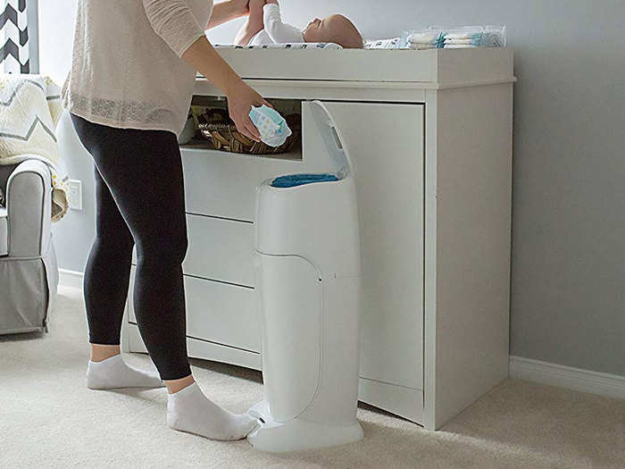 A diaper disposal system that controls odor