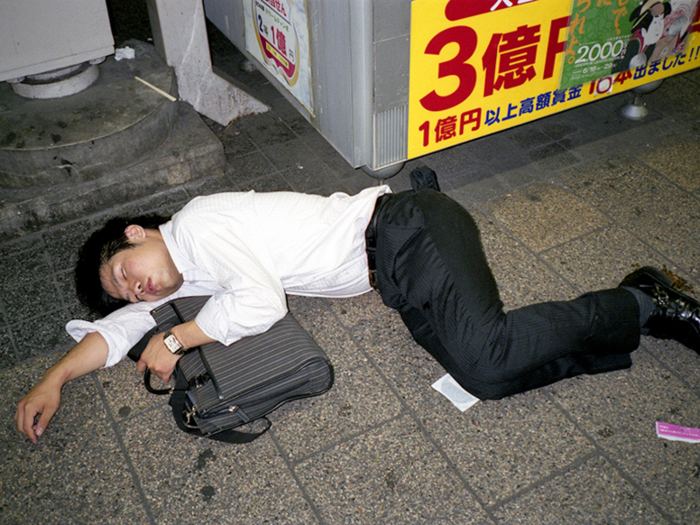 In 2008, he started photographing the sleeping businessmen that he would come across.