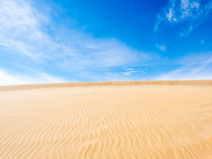 The dune is part of the Abu Muharrik dune system, the longest dune system in the world. It