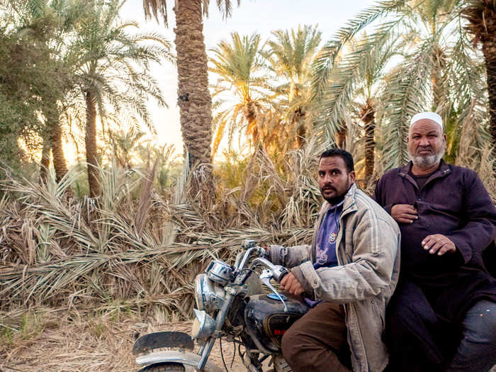 ... and locals heading from the date palm groves back into the small town of Bahariya. Agriculture and iron-ore mining are the main industries in town besides tourism.