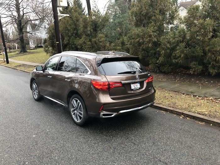 The Acura MDX Sport Hybrid of course falls prey to the design weakness of all crossovers: the backend is dominated by a huge (powered) liftgate.