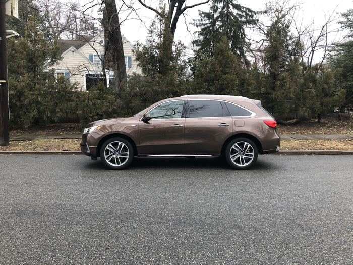 The color is nice, but the overall design is pure crossover. Personally, I think the styling is more appealing than the Audi Q7.