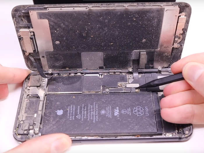 The inside of the iPhone was full of dust and dirt, as the display was previously replaced but the water and dust resistant gaskets weren