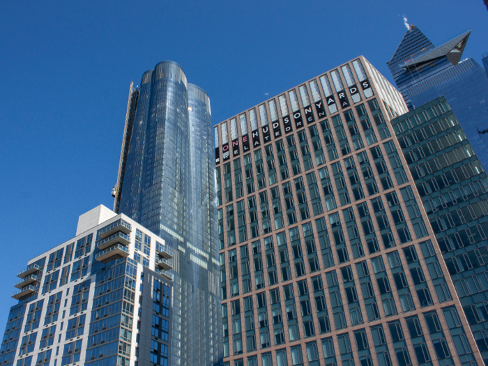 From the rooftop, you can also see the soaring new Hudson Yards towers to the north ...