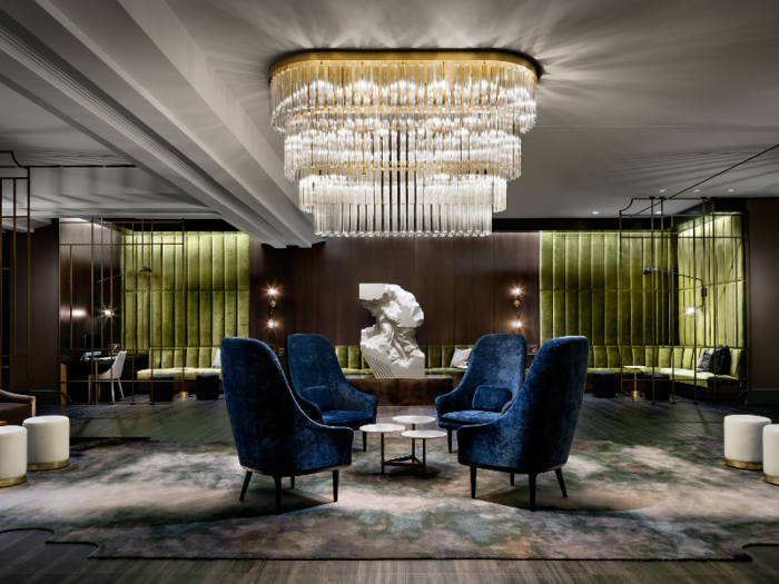 The hotel and its luxury suite are named after Chicago sculptor Gwen Lux. Its lobby reflects the building