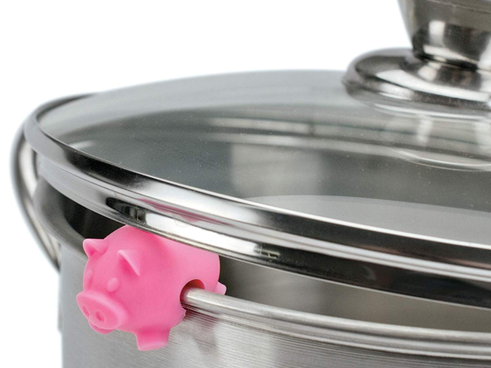 A cute animal-shaped pot lid lift