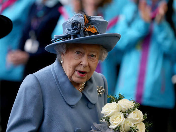 Queen Elizabeth II: Drinking champagne