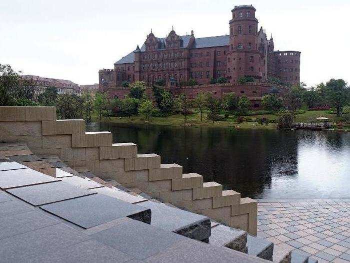 One of the biggest features of the campus is the massive castle that sits over a man-made lake. The design for this Huawei castle was reportedly inspired by that of the Heidelberg Castle in Germany. Bloomberg reports the castle will house Huawei