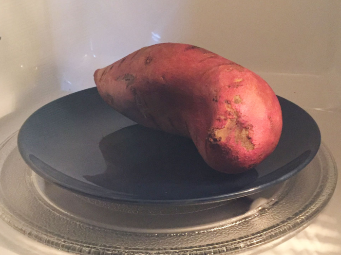 How to cook a sweet potato in the microwave