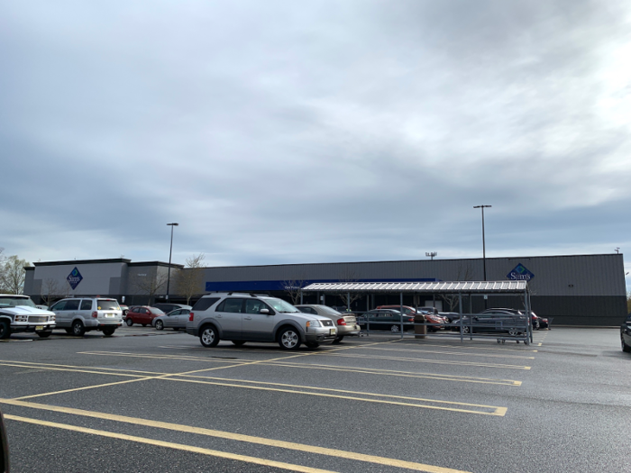 We visited the store on a weekday late afternoon, at around 5:30 p.m. I was surprised to see how empty the store was when we pulled into the parking lot — there were tons of available spaces. My frequented Costcos are typically far more crowded.