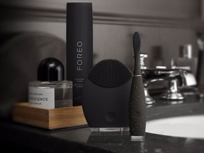 A gentle facial cleansing device that removes 98.5% of dirt and makeup