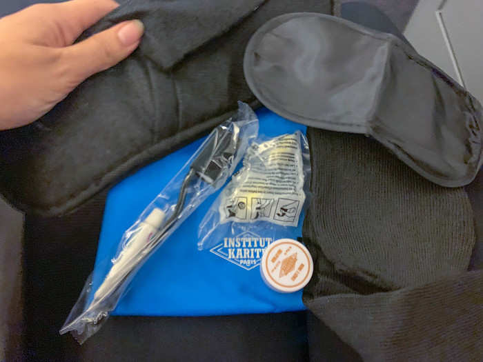 After serving drinks, the crew distributed menus, magazines, newspapers, and amenity kits. The kit was branded by beauty brand Institut Karité and provided the usual business class goodies like a comb, dental kit, eye mask, shoe horn, travel socks, and hand cream by Institut Karité.