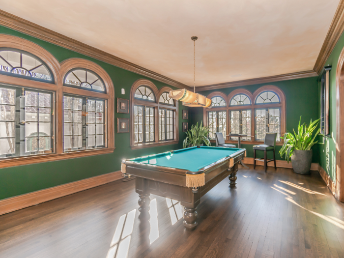 The living room leads to the pool room ...