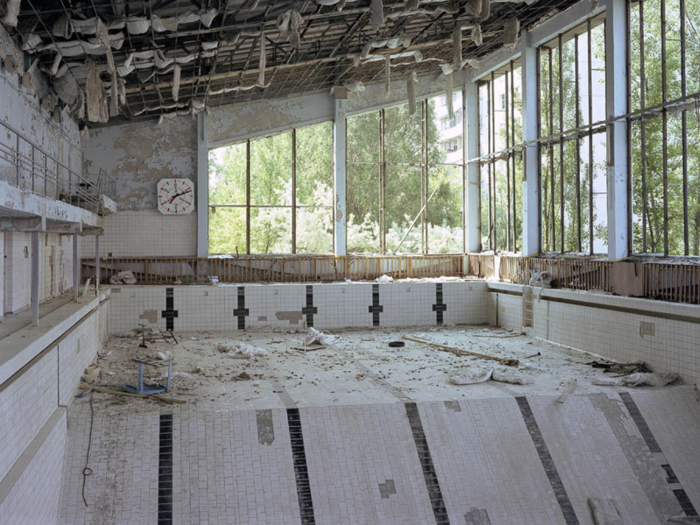 A photo taken seven years later shows the pool completely drained and deteriorating.