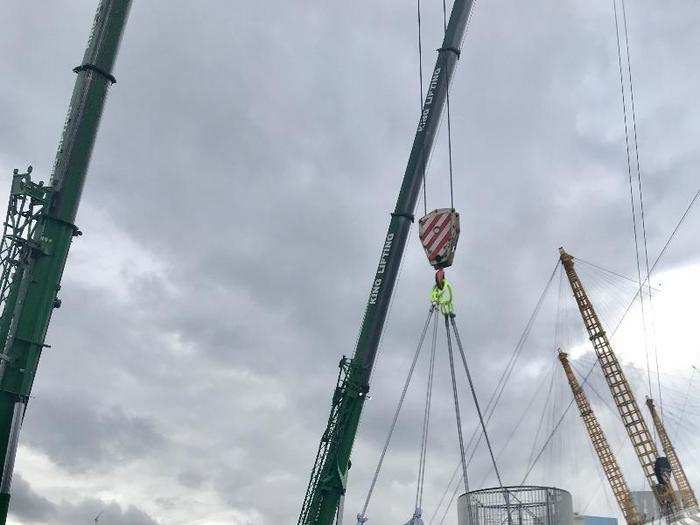 I had a quick look at the 22-seat table which would soon be raised 100ft into the sky, and I was pleased to see a cover, should the ominous heavens decide to open.