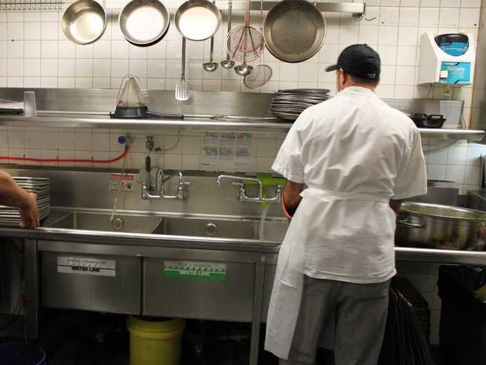 14. Dishwashers make a median of $22,520 a year, and there are 375,940 employed in the restaurant industry.