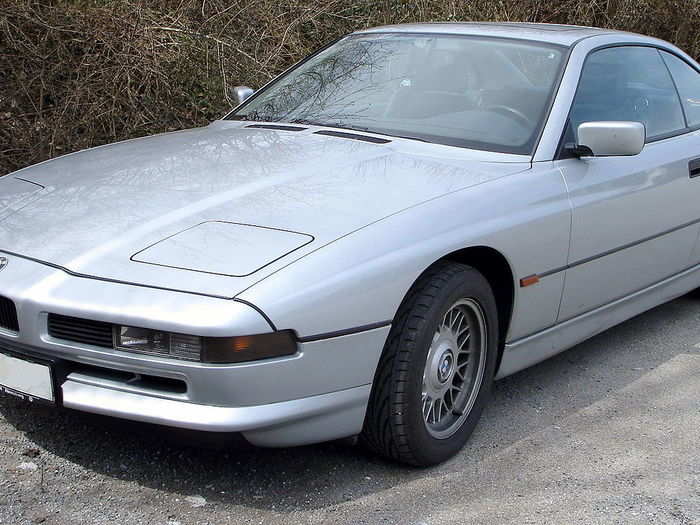 The BMW 8-Series has been missing in action since the late 1990s. But boy, that old car was a thing of beauty! Back then, you could choose between a V8 or a V12.