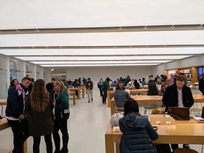 Eliminating the concept of checkout desks and the iconic Genius Bar has turned visits to the Apple store into a free-for-all.