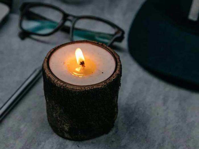 A tobacco- and amber-scented candle