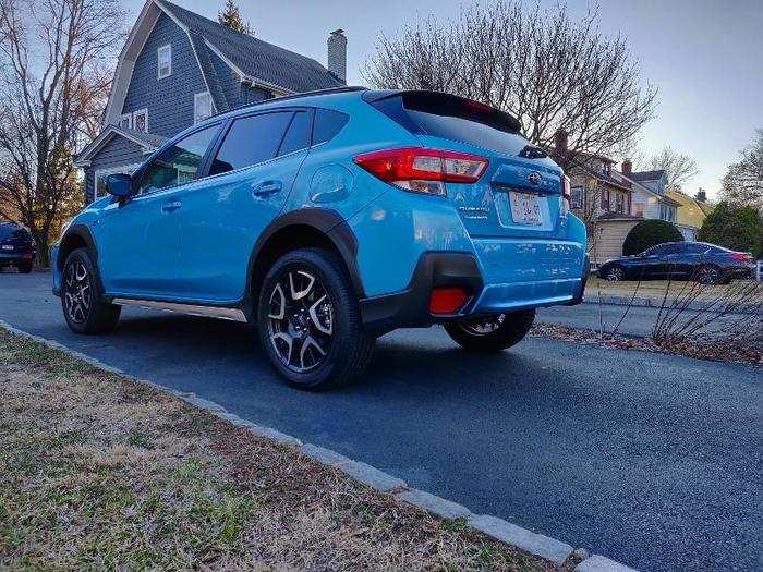 The rear of the Crosstrek features short overhangs, a roof spoiler, and lower body cladding.