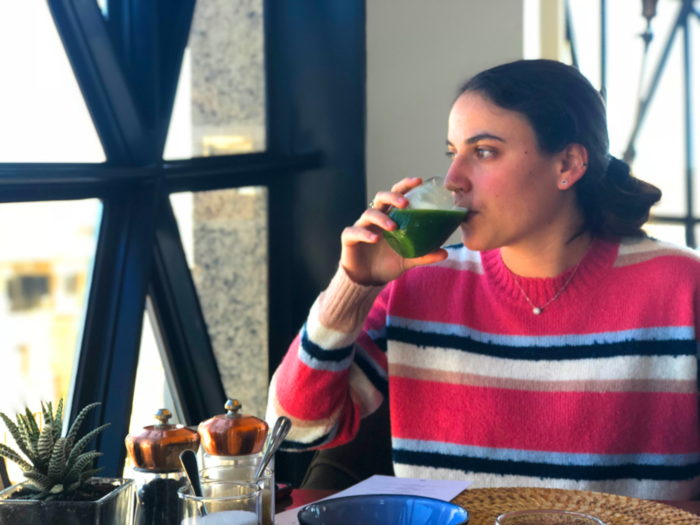 After working up an appetite, it was time for breakfast. Of course, it started with the continental display again, but Alex also brought us a green juice that was super refreshing.