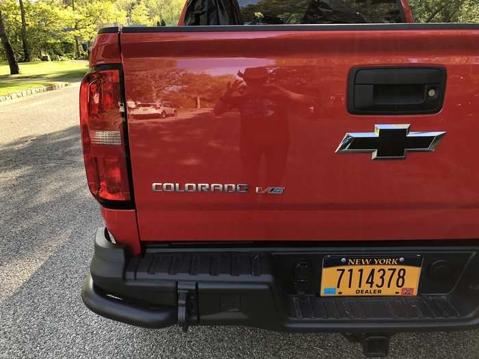 The rear liftgate gets the Colorado V6 badging and the blacked-out bowtie from the Z71.